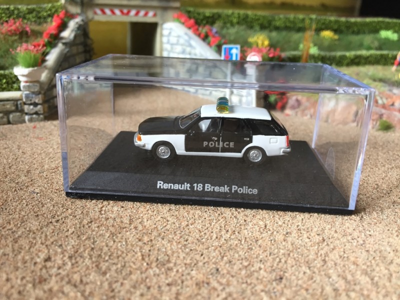 87701-1:87 BOS Renault 18 break police noir-blanc 1978 